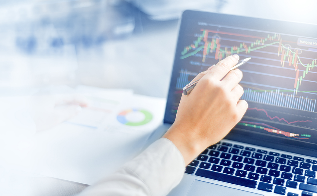 hand pointing to stats on a laptop screen, Insurance Software & BPS | DXC Technology