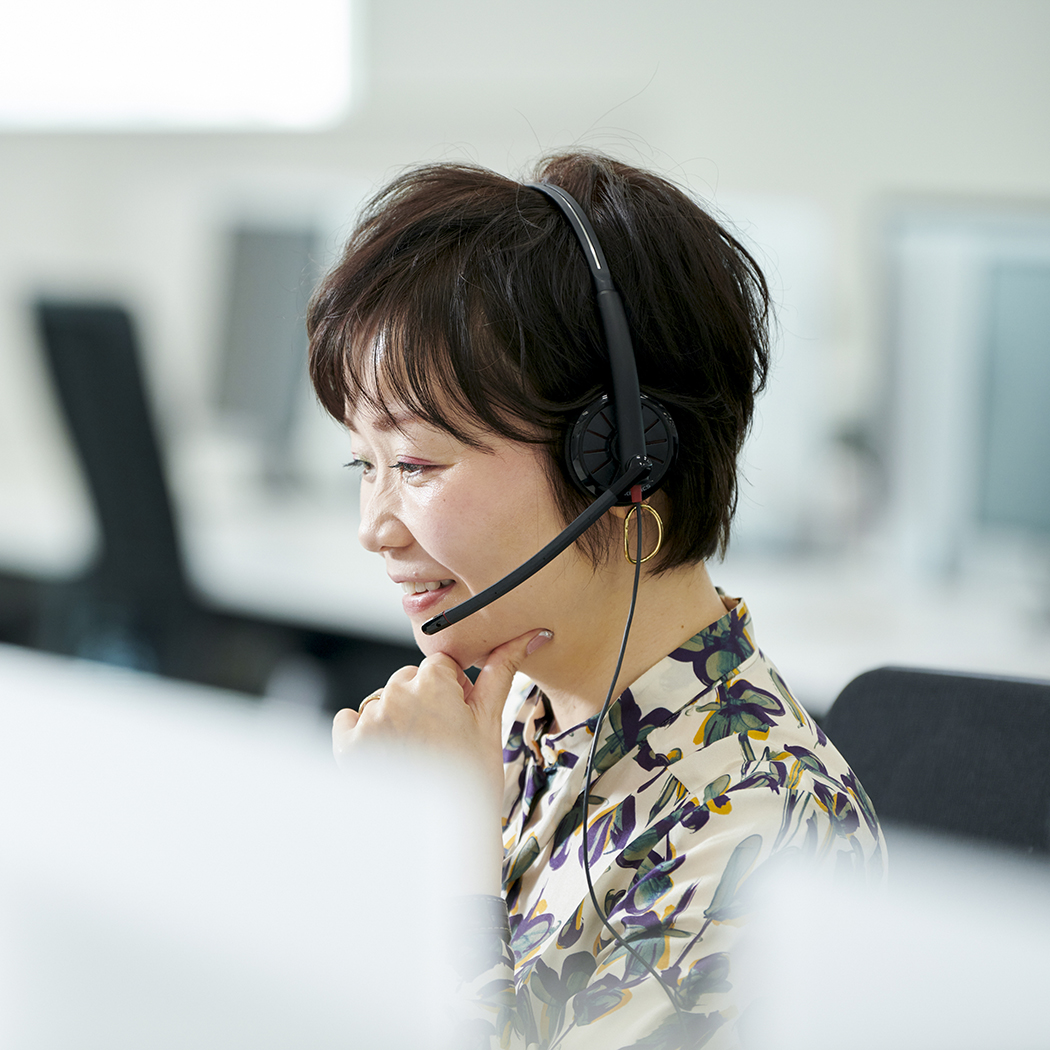 woman wearing headset in call center, Insurance Software & BPS | DXC Tecnology