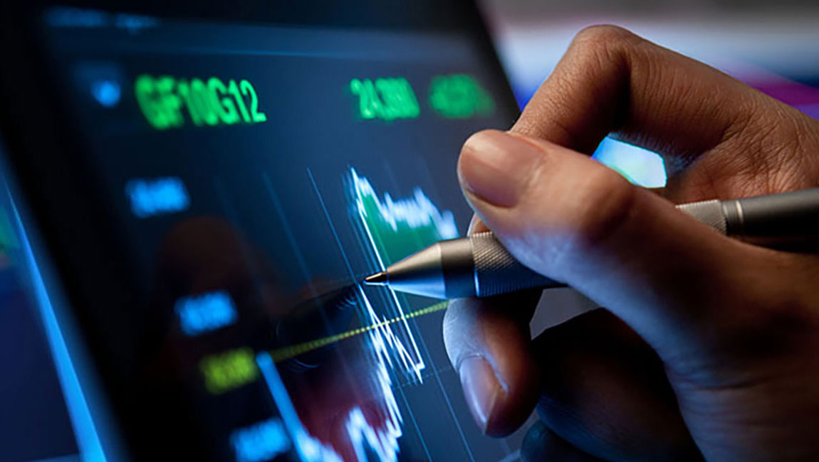 Woman's hand writing with a digital pen on data charts displayed on a tablet screen, Multicloud | DXC Technology Insights 